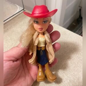Vintage Mini McDonald’s Bratz Doll Cloe #2 Happy Meal Toy Blonde W/ Red Hat